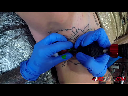 ❤️ La bomba Sully Savage, molt tatuada, es va tatuar al clítoris ️❌ Porno al porno ca.pornoreino-com.ru ☑